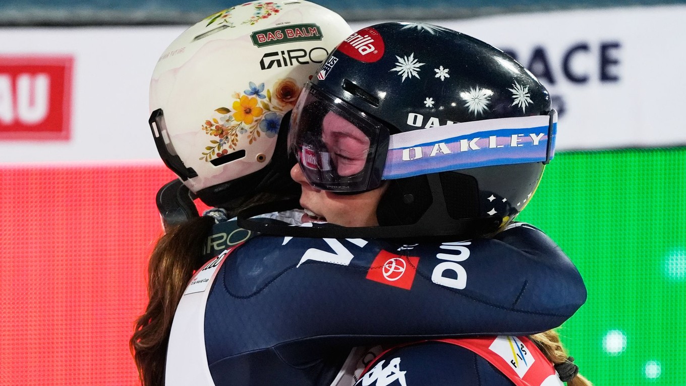 Mikaela Shiffrinová (vpravo) v objatí s krajankou Paulou Moltzanovou po slalome vo Flachau 2026.