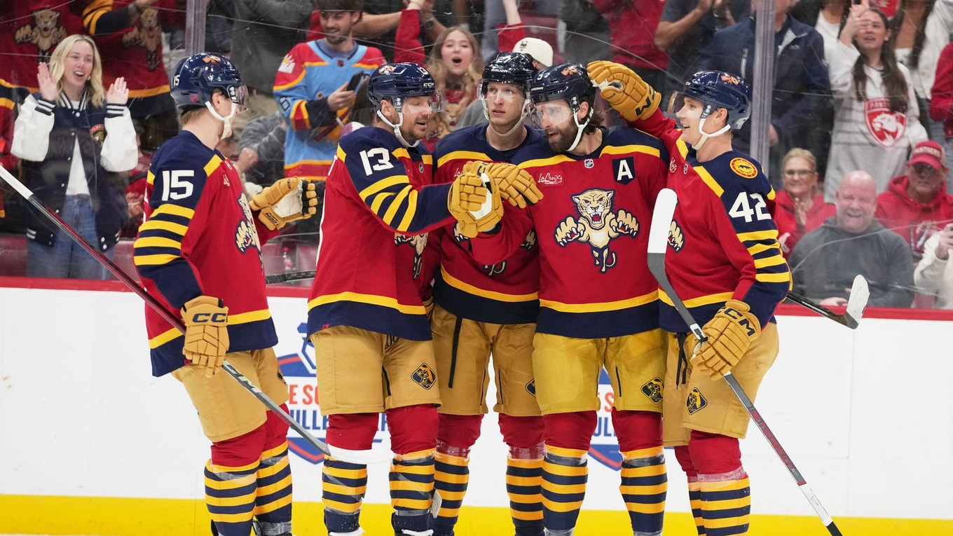 Aaron Ekblad sa teší so spoluhráčmi Floridy z víťazného gólu.