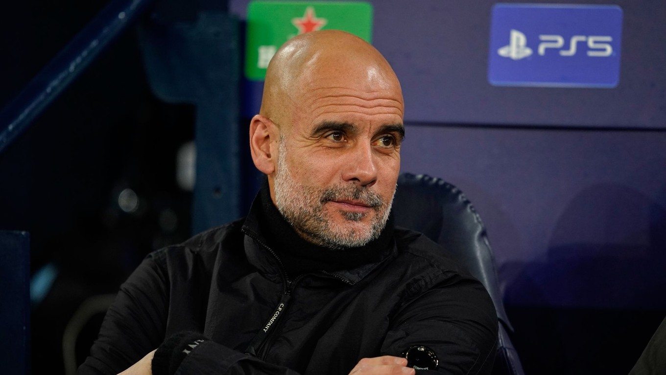 Pep Guardiola na lavičke Manchestru City.