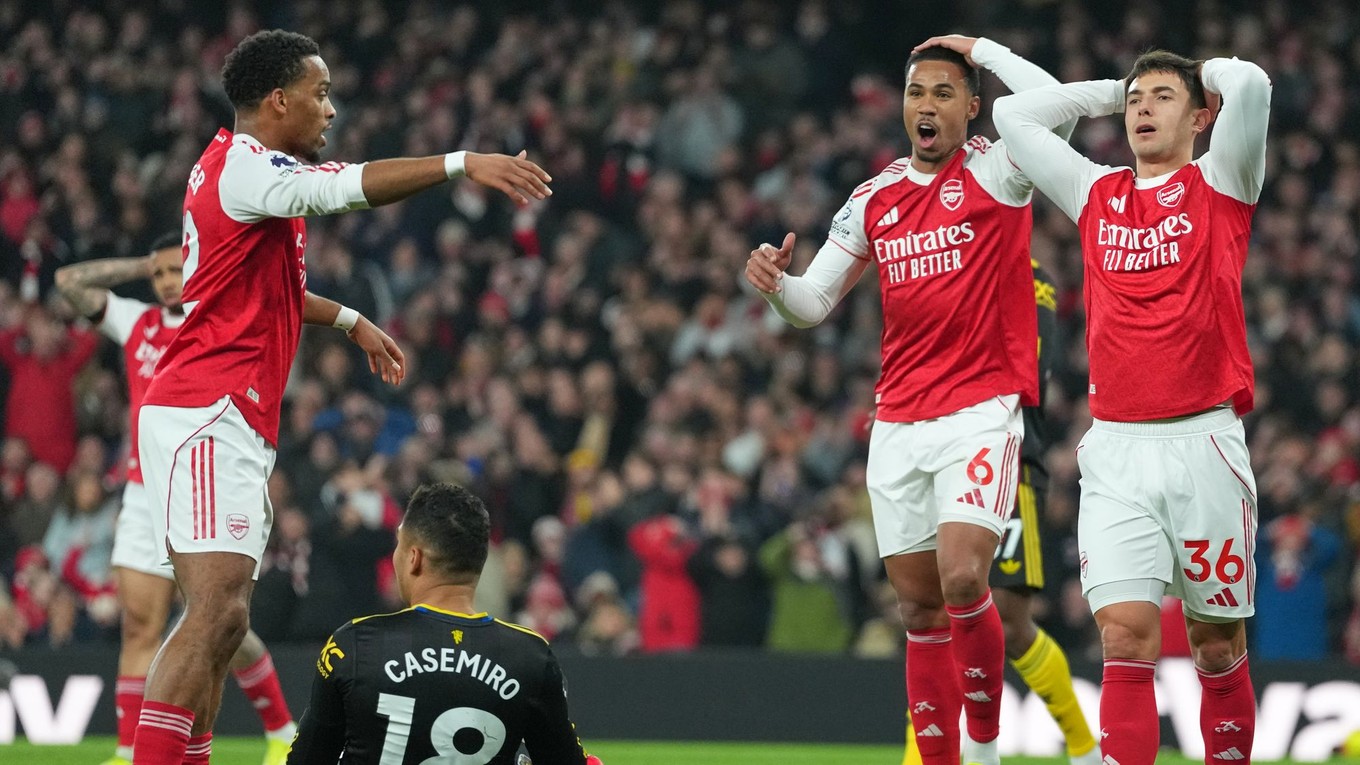 Futbalisti Arsenalu v zápase s Manchestrom United.