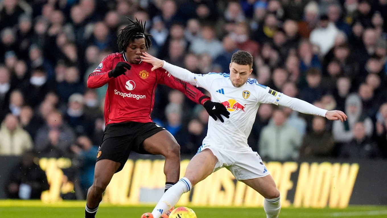 Hráč Manchesteru United Patrick Dorgu (vľavo) bojuje o loptu s Gabrielom Gudmundssonom z Leedsu.