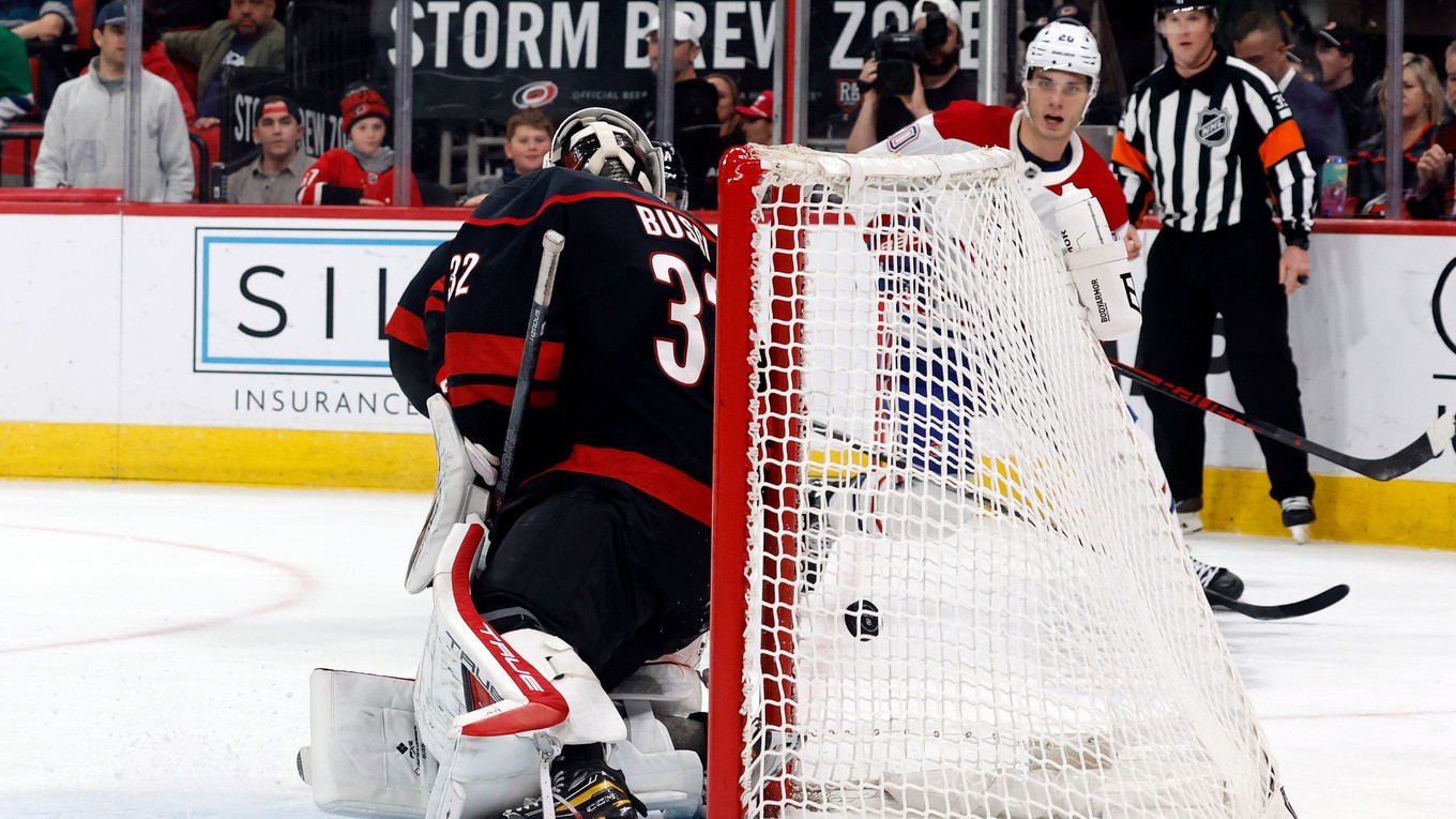 Juraj Slafkovský strieľa gól proti Caroline.