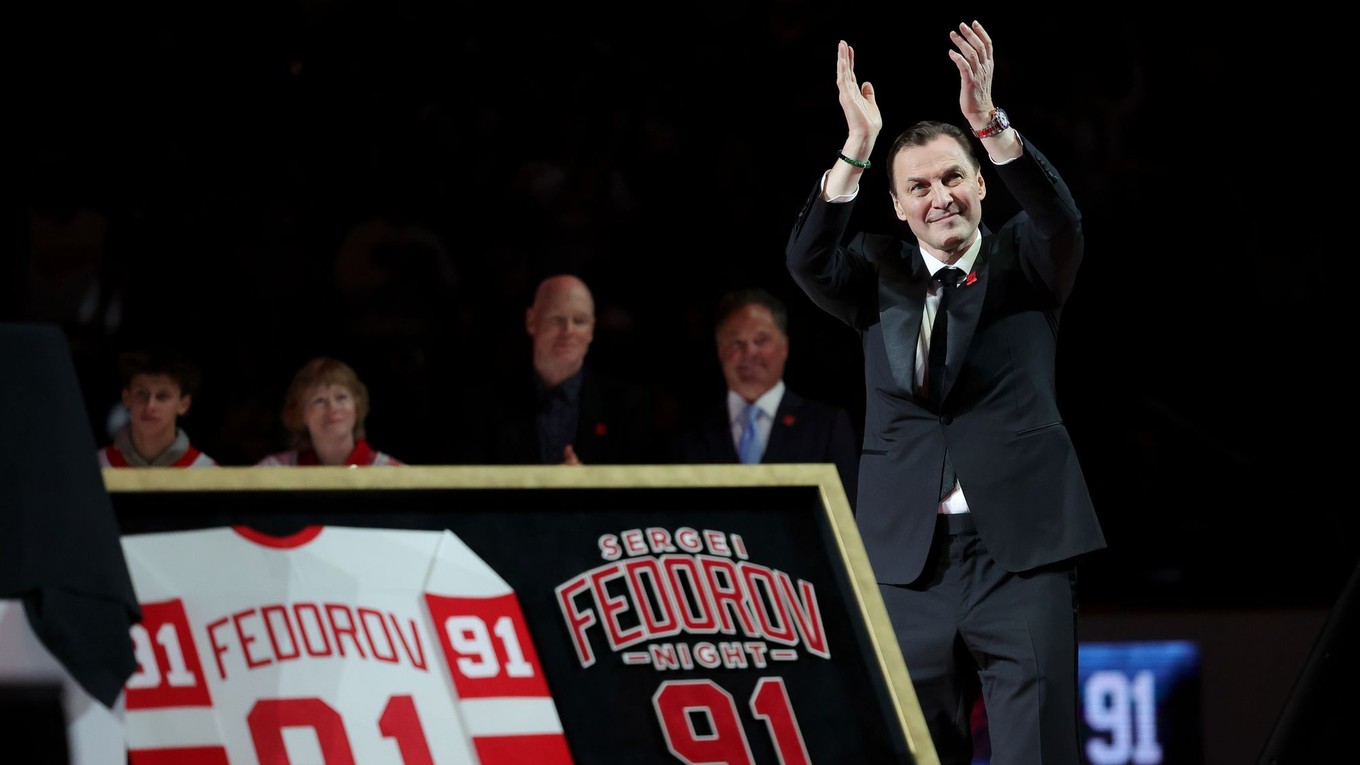 Na snímke bývalý hráč Detroitu Sergej Viktorovič Fiodorov tlieska počas slávnostného vyvesenia jeho dresu pred zápasom zámorskej NHL Detroit - Carolina.