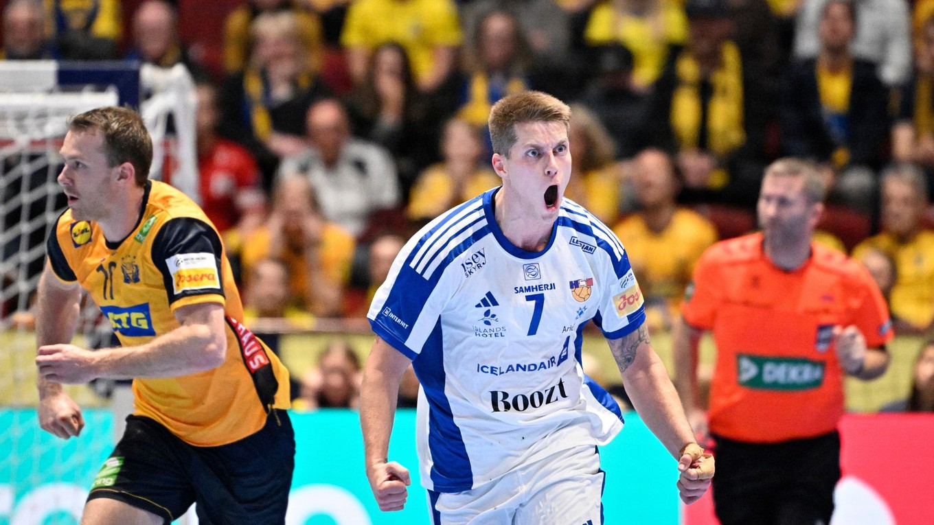 Reprezentant Islandu Viggo Kristjansson oslavuje gól do siete Švédska.