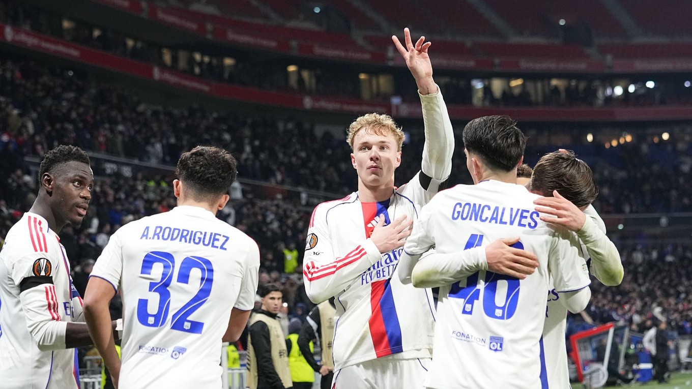 Hráči Lyona sa tešia z gólu.