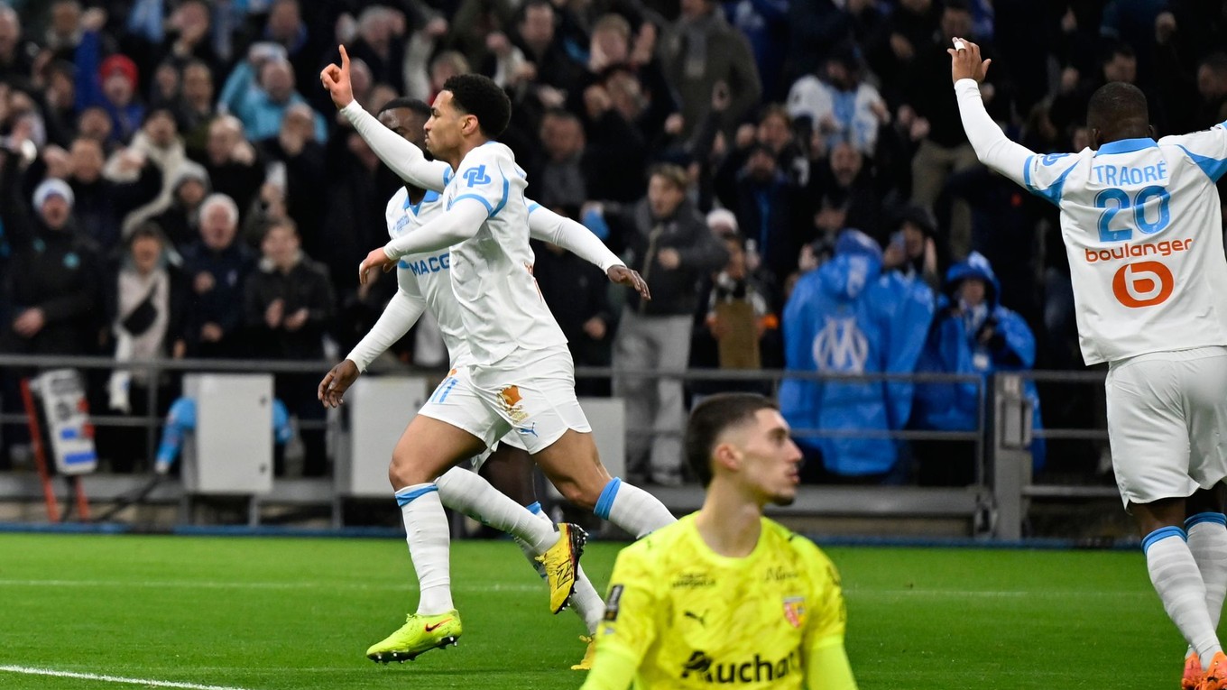 Ethan Nwaneri oslavuje gól do siete Lens.