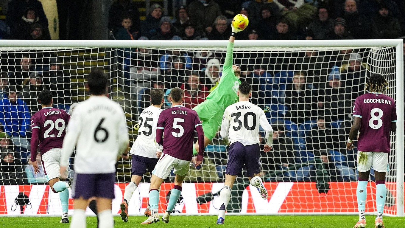 Zákrok Martina Dúbravku proti Manchestru United.