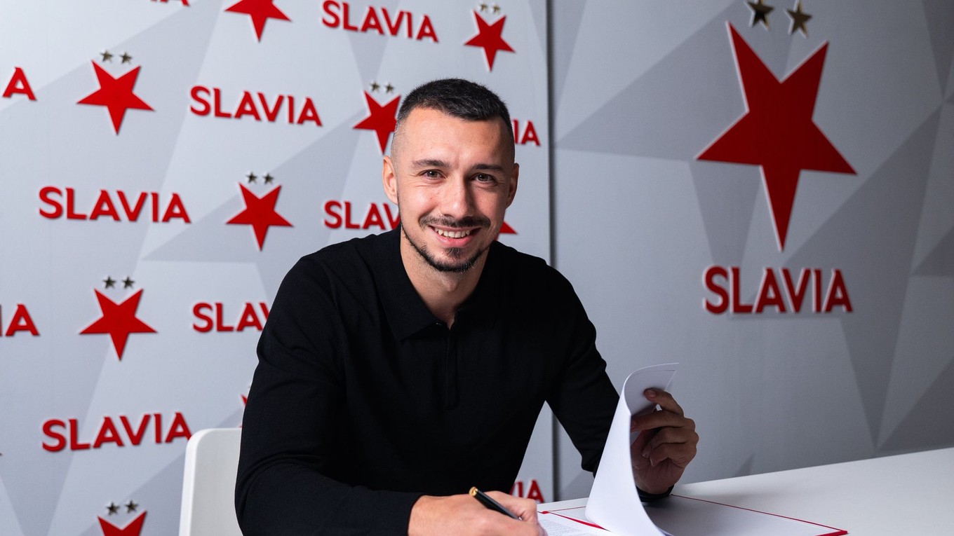 Ivan Schranz podpisuje zmluvu so Slaviou Praha.
