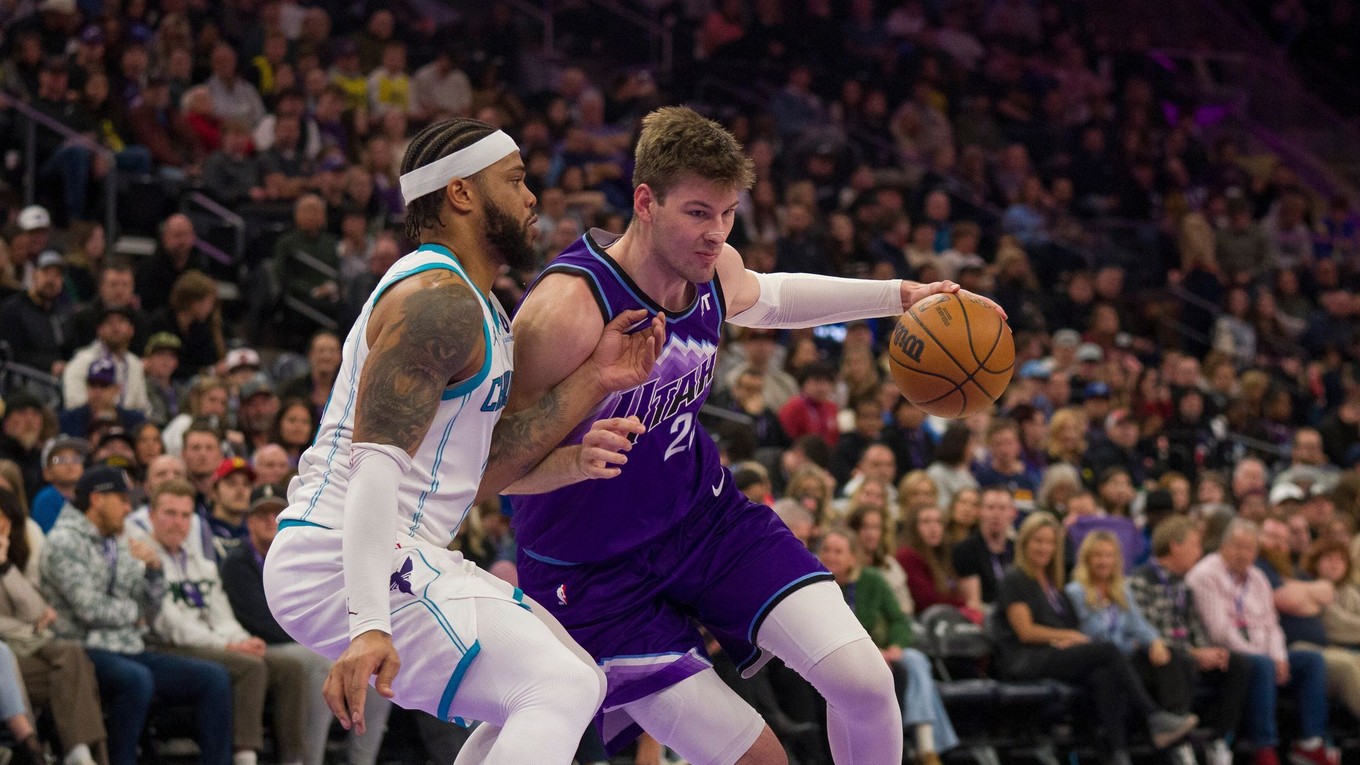 Momentka zo zápasu Charlotte - Utah.