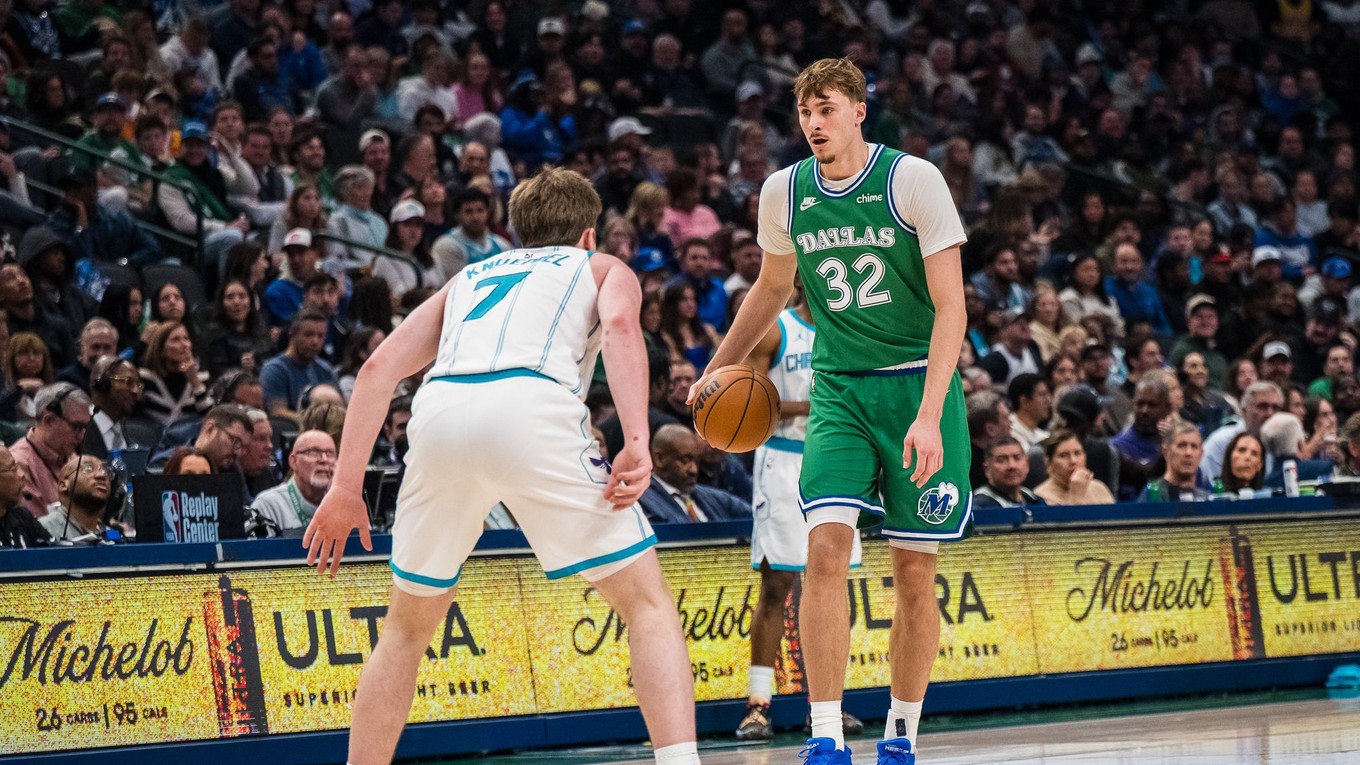 Dallas Mavericks – krídelník Cooper Flagg (32) dribluje počas zápasu NBA proti Charlotte Hornets.