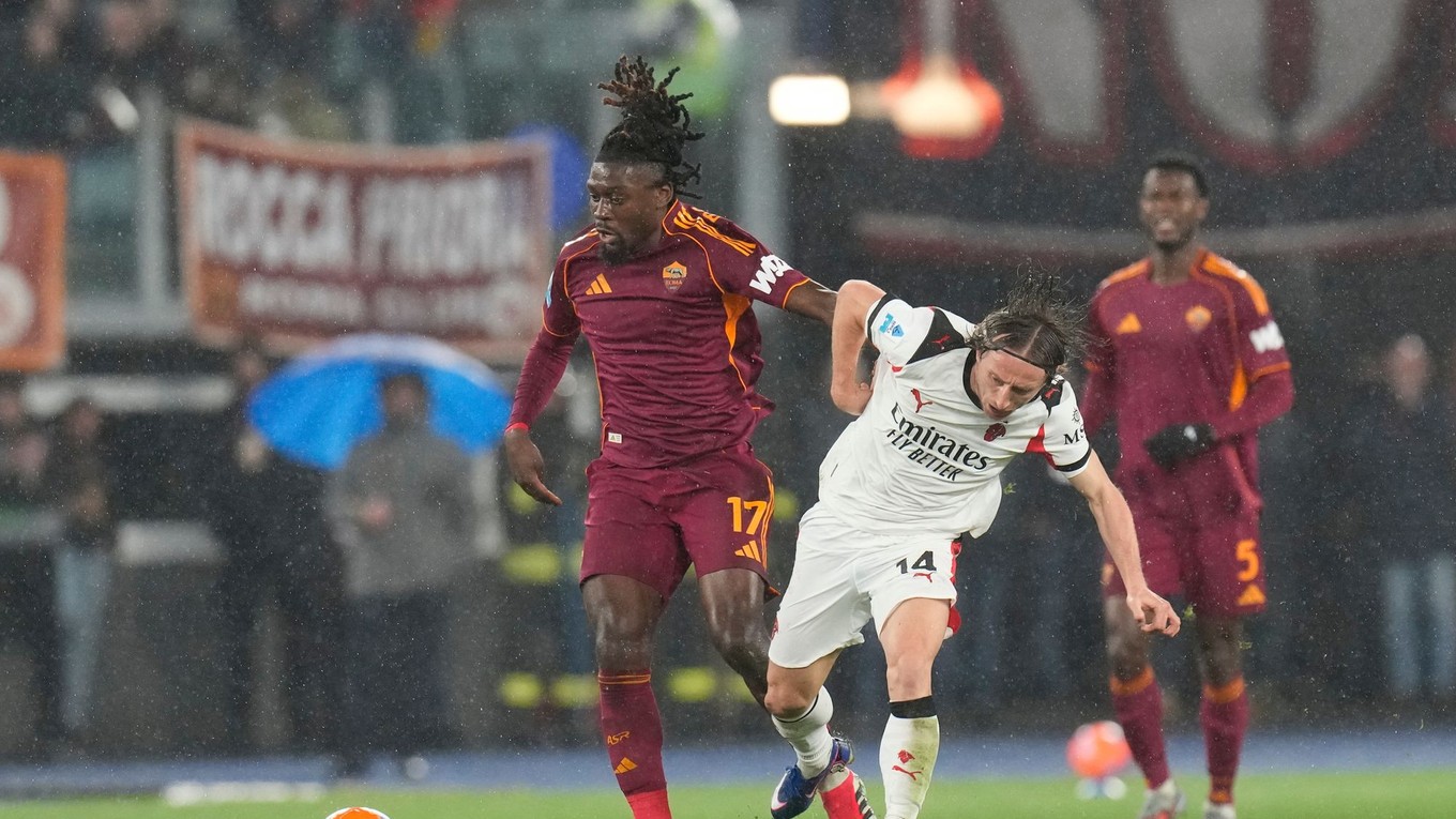 Manu Kone v súboji s Lukom Modričom.