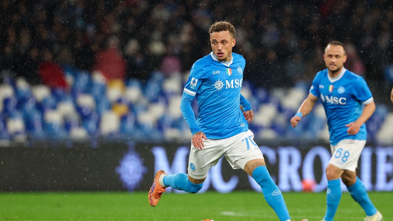 Hráč Neapola Noa Lang vedie loptu počas zápasu Serie A medzi Neapolom a Veronou. V pozadí Stanislav Lobotka.