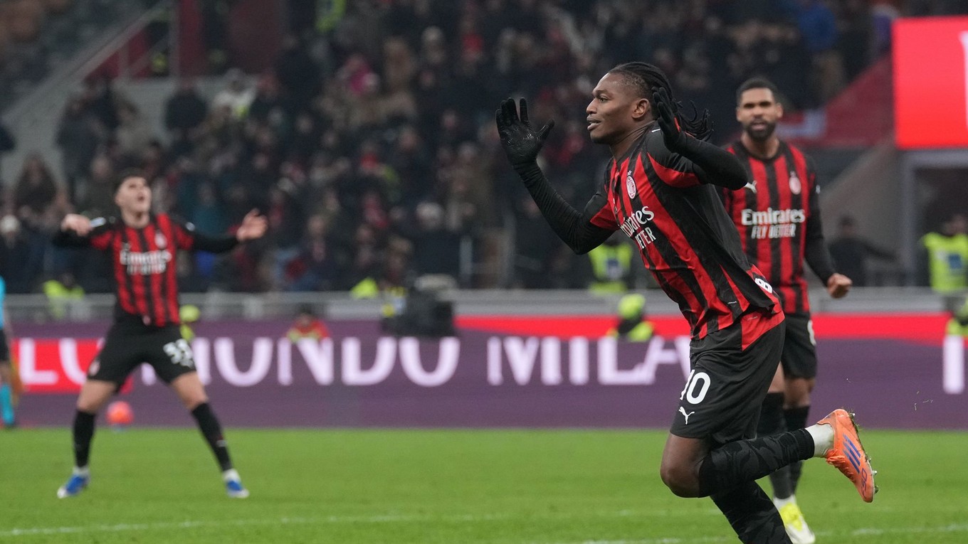 Hráč Rafael Leao oslavuje vyrovnávajúci gól AC Miláno.