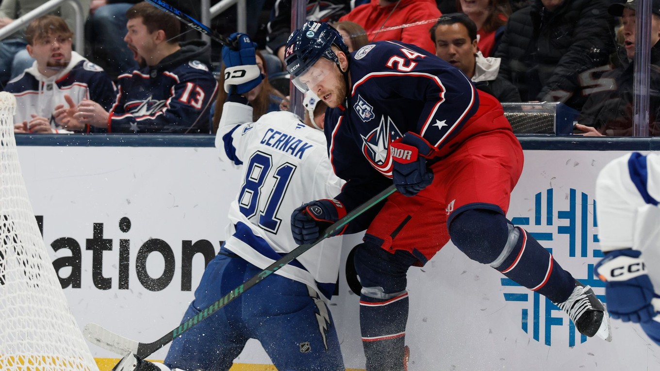 Mathieu Olivier (Columbus) tvrdo narazil Erika Černáka (Tampa) na mantinel.