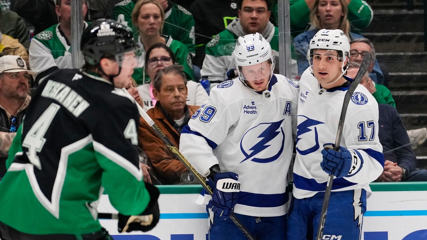 Jake Guentzel (59) a Dominic James (17) oslavujú gól v zápase Dallas - Tampa Bay.
