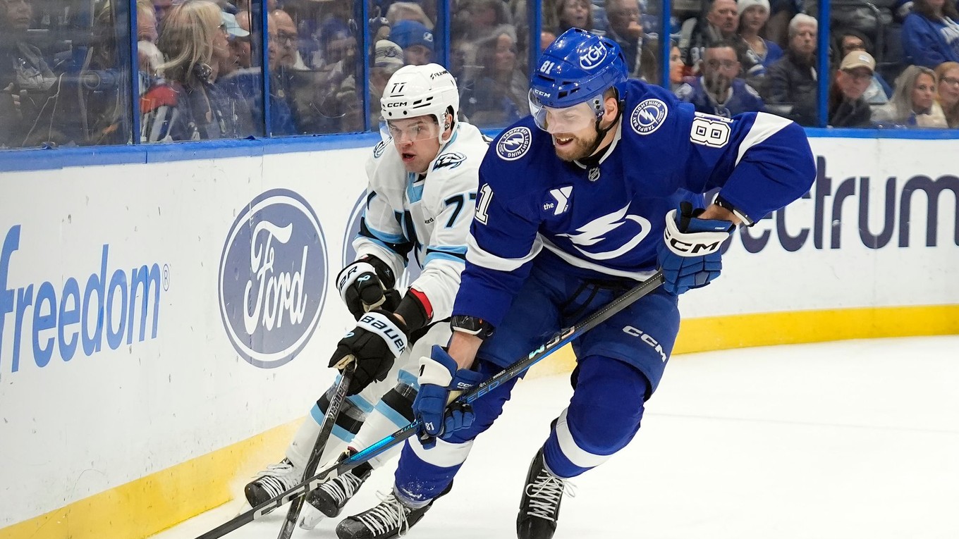 Obranca Tampy Bay Lightning Erik Černák (81) a pravý krídelník tímu Utah Mammoth JJ Peterka (77) bojujú o puk.