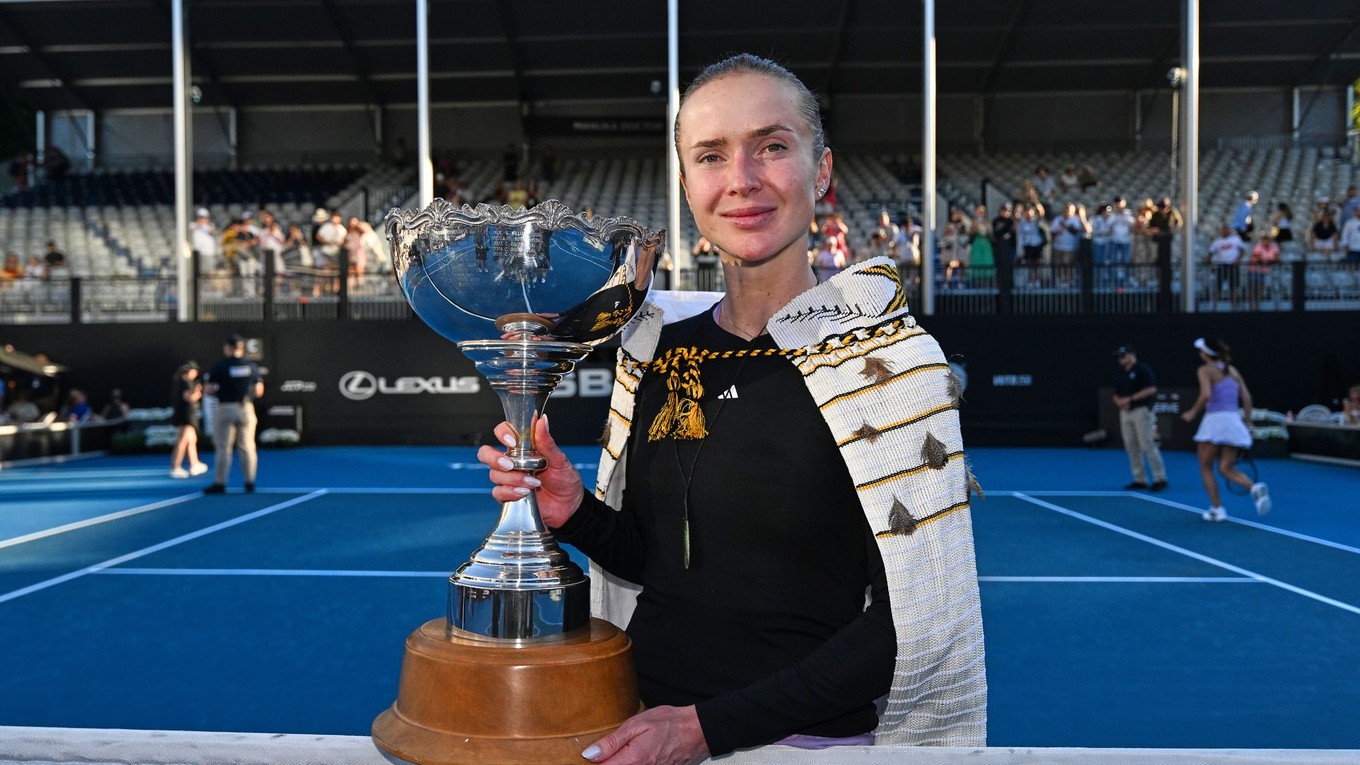 Elina Svitolinová sa s trofejou pre víťazku turnaja WTA v Aucklande.