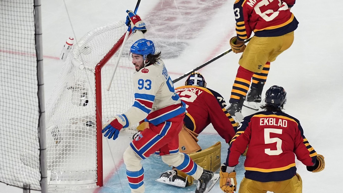 Center New York Rangers Mika Zibanejad (93) oslavuje po góle proti brankárovi Floridy Panthers Sergejovi Bobrovskému (72).