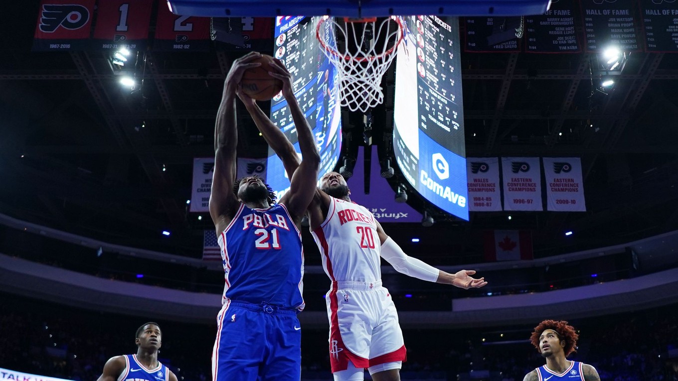Joel Embiid a Josh Okogie.