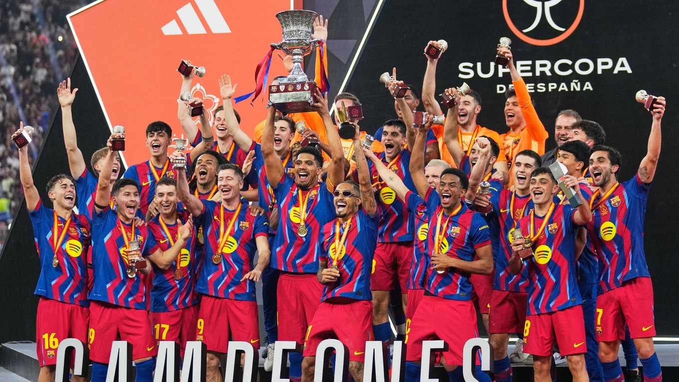 Barcelona oslavuje s víťaznou trofejou