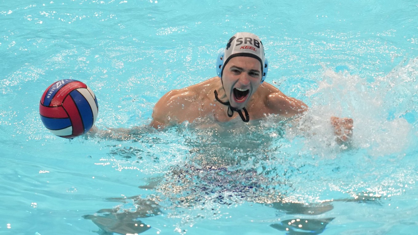 Vasilije Martinovič oslavuje víťazstvo na ME vo vodnom póle 2026.