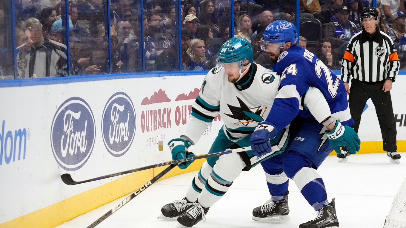Slovenský hokejista Pavol Regenda (vľavo) v zápase Tampa Bay Lightning - San Jose Sharks.