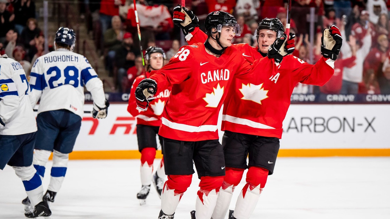 Hokejisti Kanady oslavujú gól.