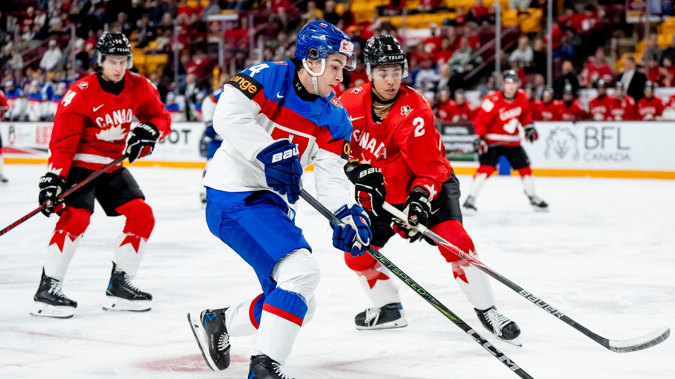 Slovenský hokejista Alex Mišiak (14) a hráči Kanady Kashawn Aitcheson (2) an Ben Danford (14) vo štvrťfinálovom zápase Kanada - Slovensko.