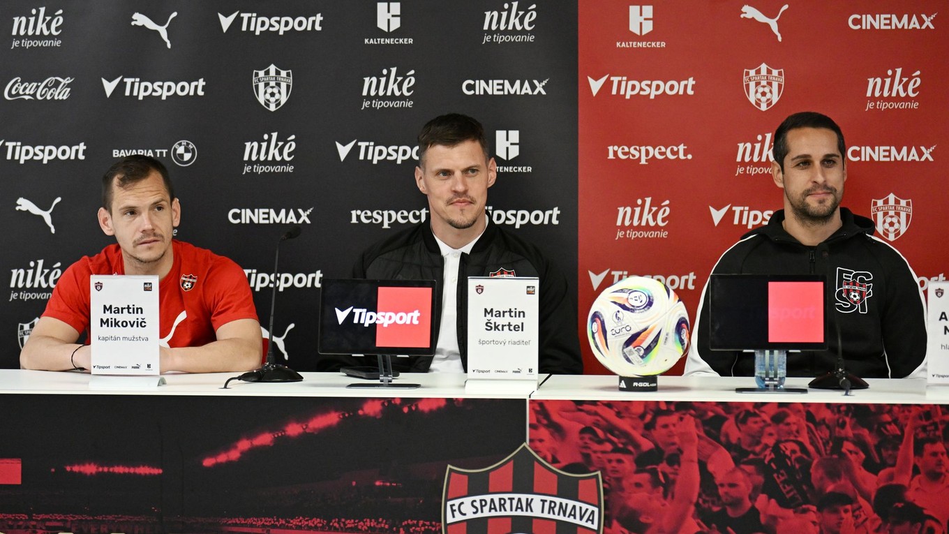 Zľava kapitán Spartaka Trnava Martin Mikovič, športový riaditeľ Martin Škrtel a tréner Antonio Muňoz počas tlačovej konferencie pred začiatkom jarnej časti Niké ligy.