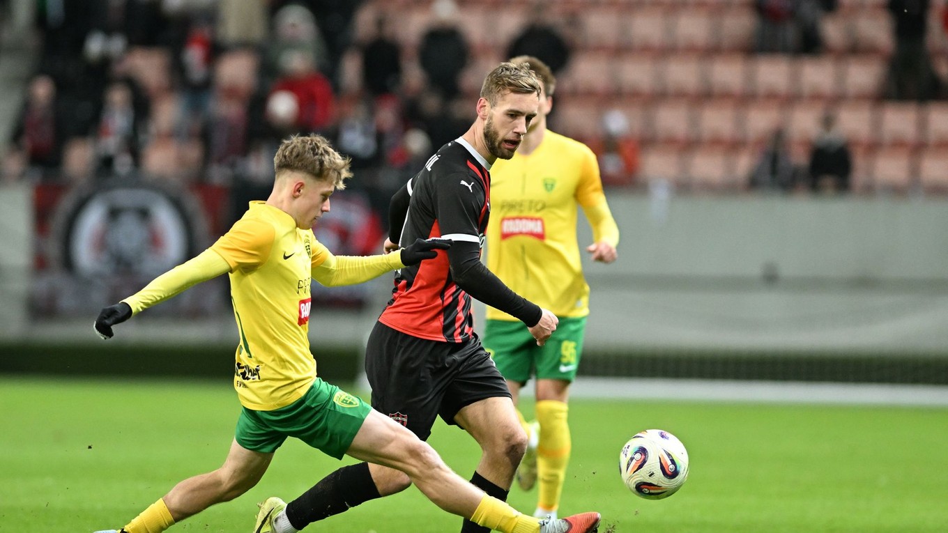 Na snímke vpravo hráč Trnavy Miloš Kratochvíl a hráč Žiliny Timotej Hranica.