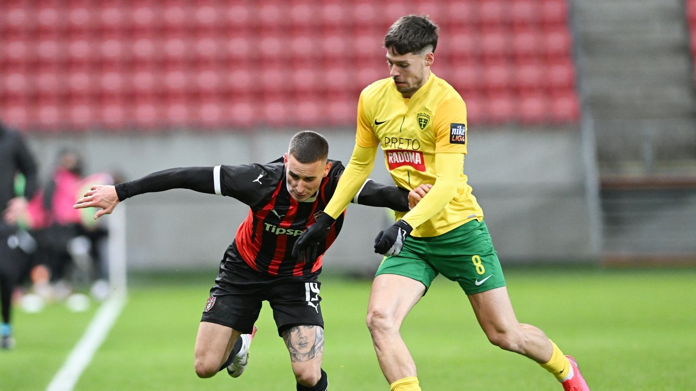 Vľavo hráč Trnavy Timotej Kudlička a hráč Žiliny Rego Szantho