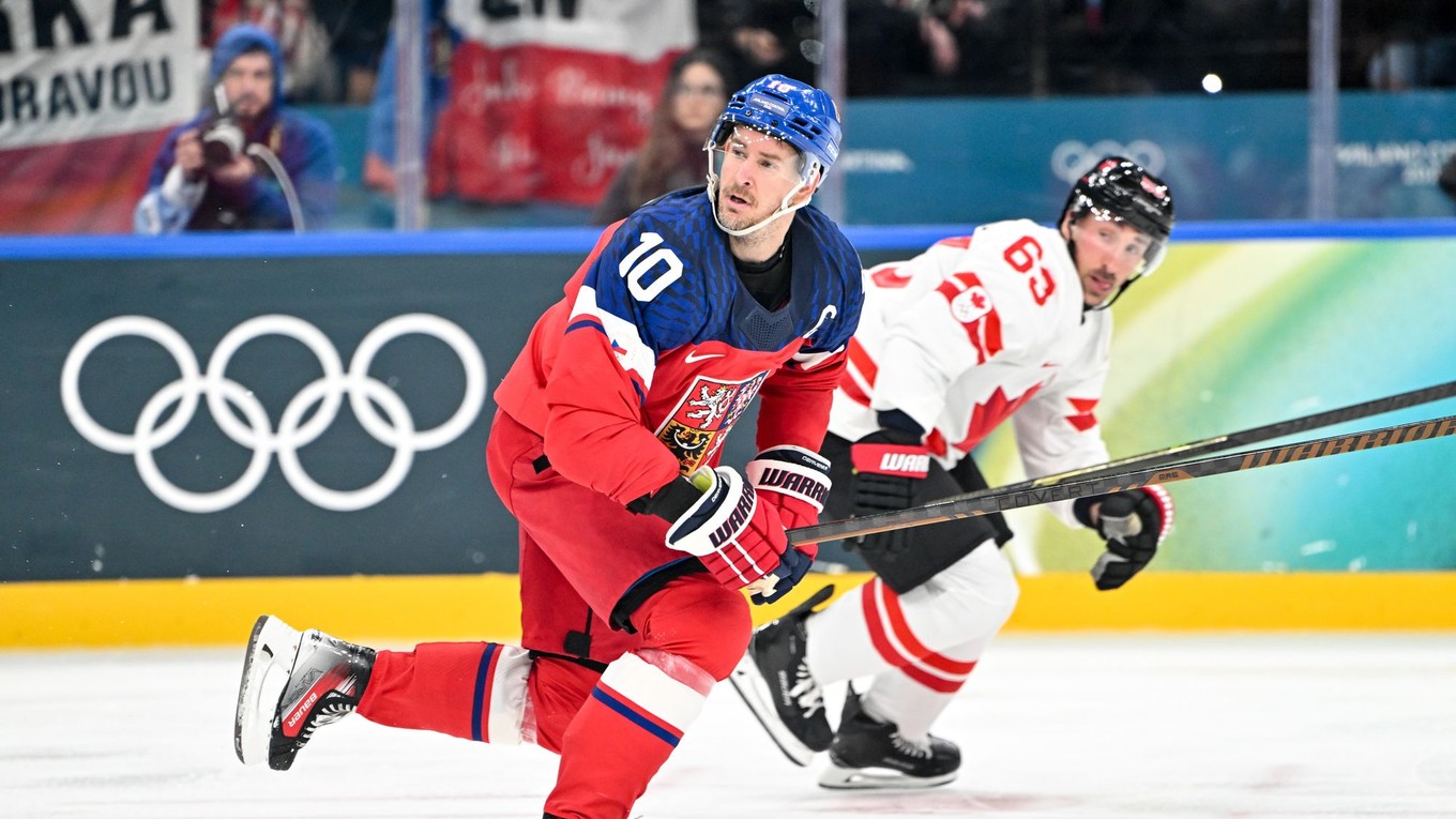 Český kapitán Roman Červenka v zápase proti Kanade na ZOH 2026.