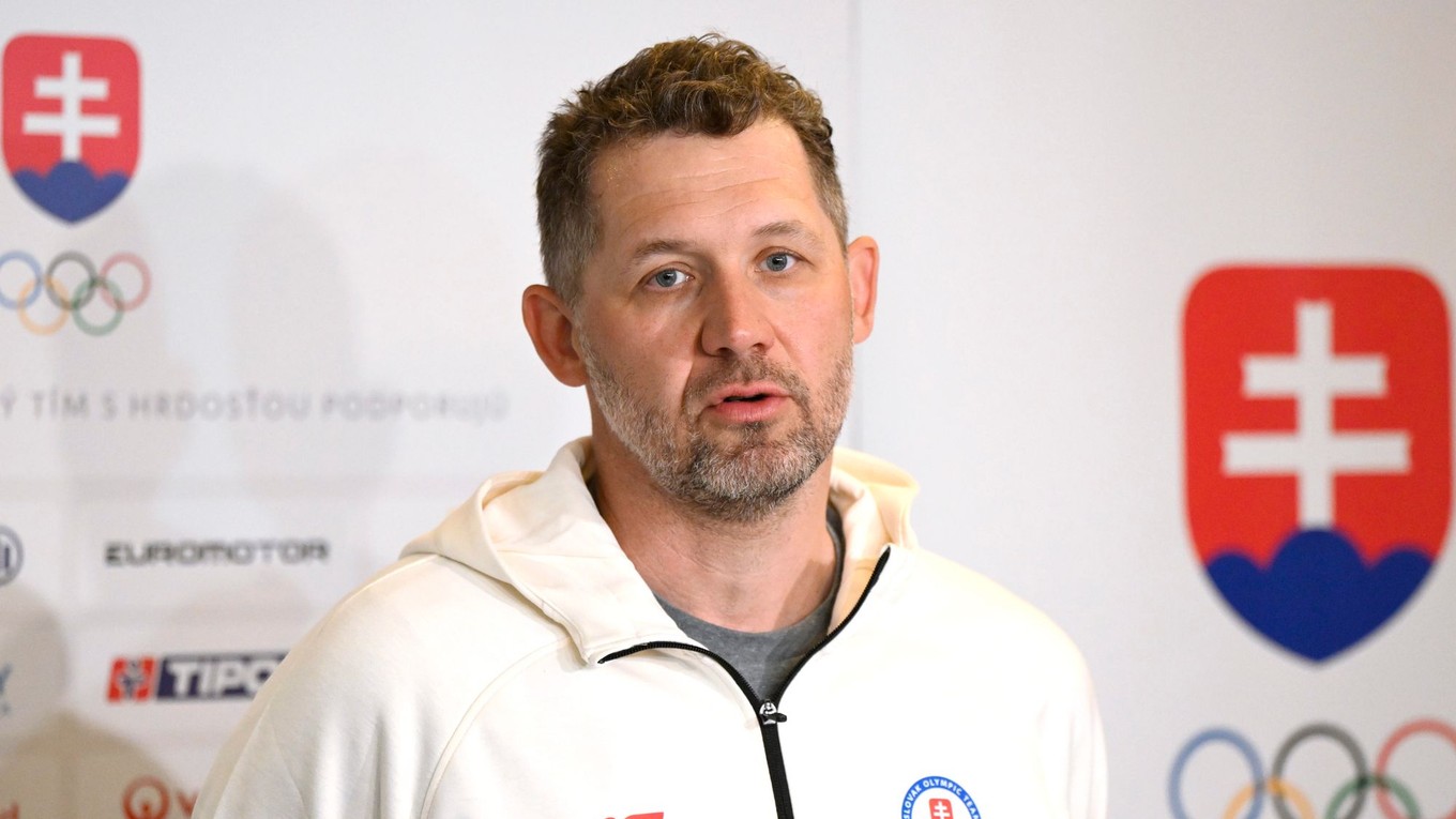 Tréner brankárov Ján Lašák reaguje počas tlačovej konferencie na zraze slovenskej hokejovej reprezentácie.