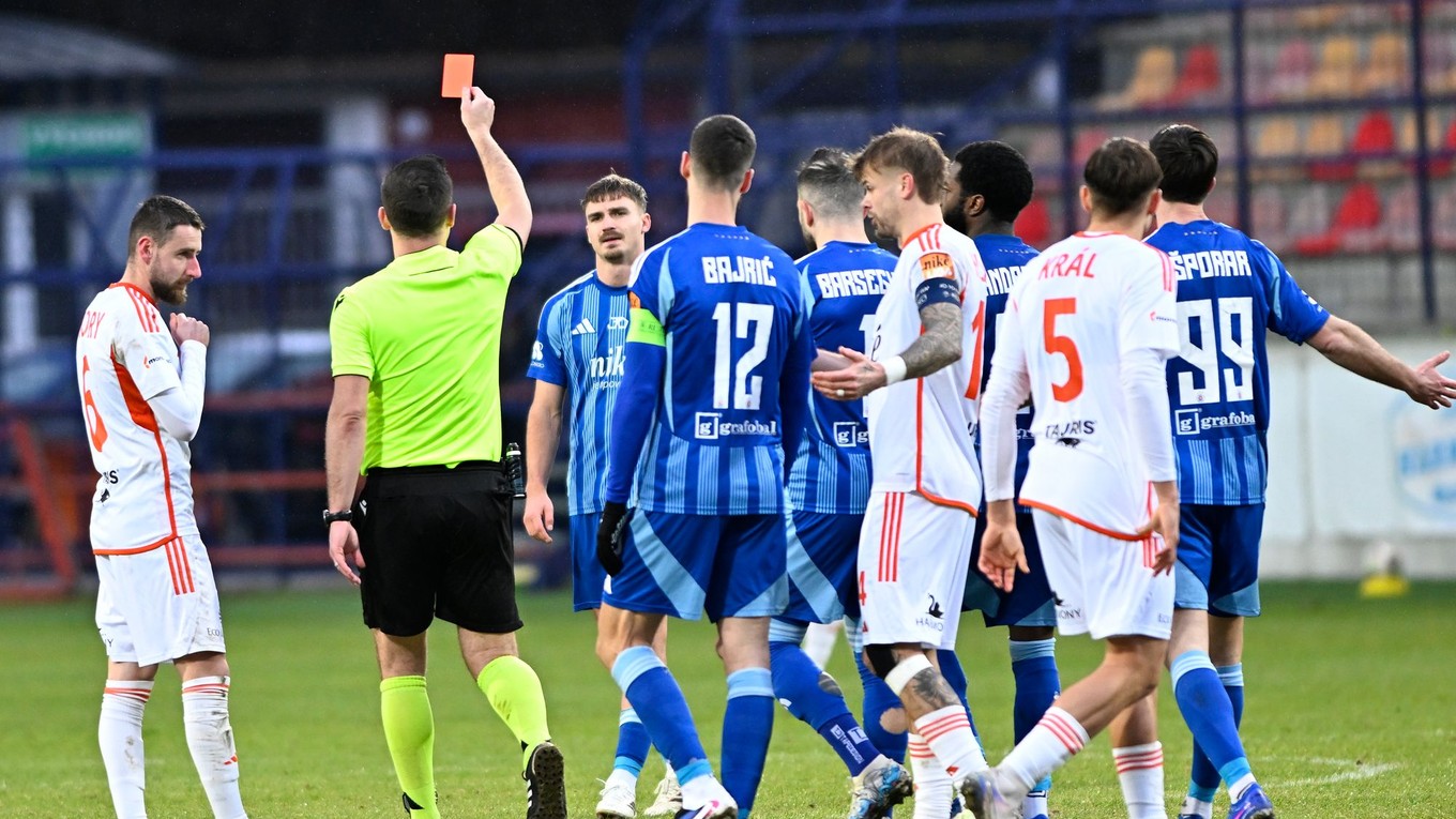 Na snímke rozhodca ukazuje červenú kartu Petrovi Pokornému (ŠK Slovan).