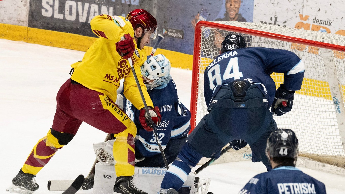 Na snímke vľavo Jordan Bellerive (Trenčín) a vpravo Vojtech Zeleňák (Slovan) počas zápasu 51. kola.