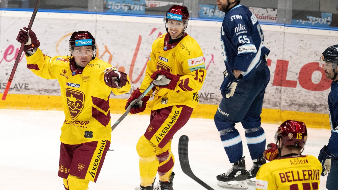 Na snímke vľavo strelec prvého gólu Roberts Bukarts (Trenčín) počas zápasu 51. kola Tipsport ligy HC Slovan Bratislava - HK Dukla Trenčín.