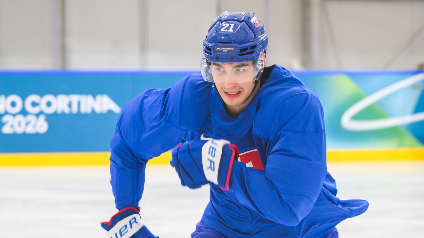 Na snímke hokejista Adam Ružička počas tréningu slovenskej hokejovej reprezentácie pred zimnými olympijskými hrami v Miláne.