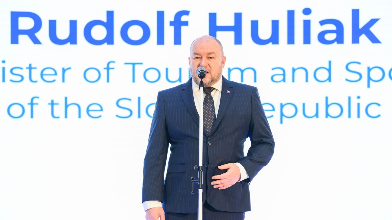 Minister cestovného ruchu a športu SR Rudolf Huliak (nezávislý).