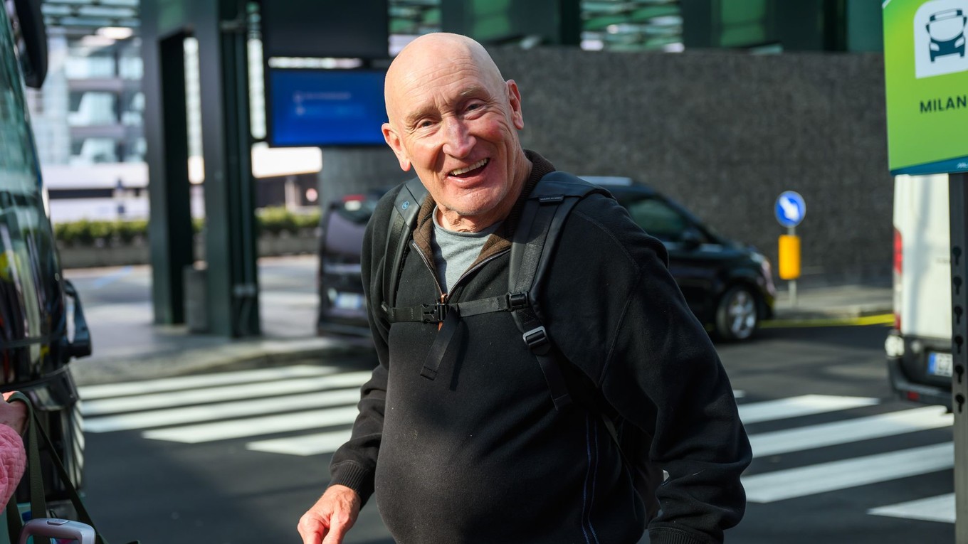 Craig Ramsay počas príchodu na olympijské hry do Milána. 