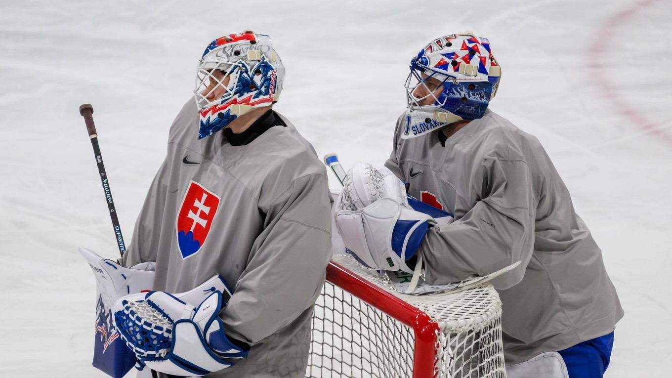 Na snímke zľava Adam Gajan a Samuel Hlavaj počas tréningu slovenskej hokejovej reprezentácie.