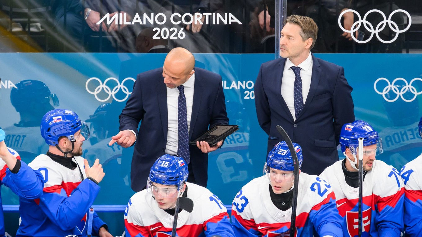 Tomáš Tatar, Dalibor Dvorský, Adam Liška, Libor Hudáček a v pozadí sprava hlavný tréner Vladimír Országh a jeho asistent Ján Pardavý.