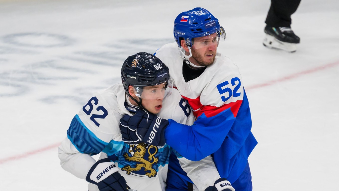 Na snímke zľava Artturi Lehkonen (Fínsko) a Martin Marinčin (Slovensko).
