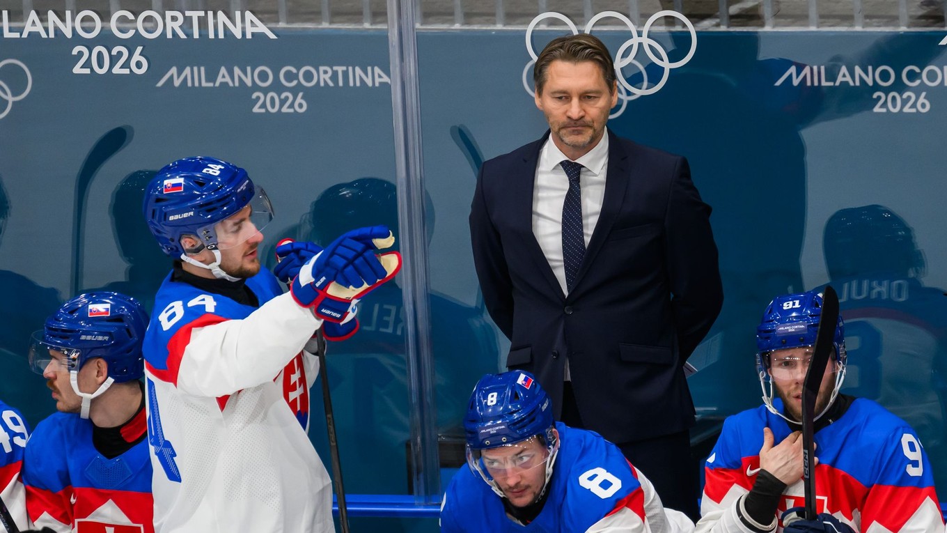 Miloš Kelemen (Slovensko), Pavol Regenda (Slovensko), Oliver Okuliar (Slovensko), tréner slovenskej reprezentácie Vladimír Orzságh a Matúš Sukeľ (Slovensko) počas zápasu základnej B-skupiny Taliansko - Slovensko.