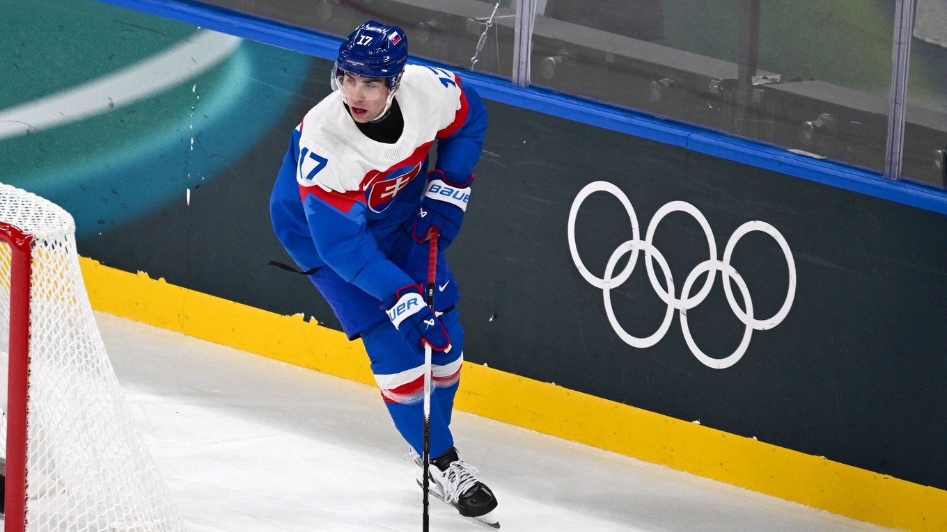 Šimon Nemec korčuľuje s pukom počas zápasu základnej B-skupiny Slovensko - Fínsko.