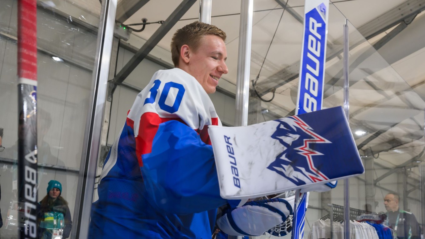 Brankár Adam Gajan reaguje na tréningu slovenskej hokejovej reprezentácie na zimných olympijských hrách v Miláne.