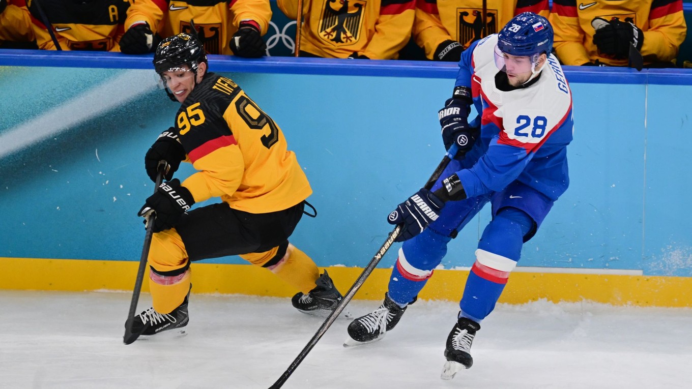Martin Gernát (Slovensko) a Frederik Tiffels (Nemecko) bojujú o puk vo štvrťfinálovom zápase Slovensko - Nemecko.