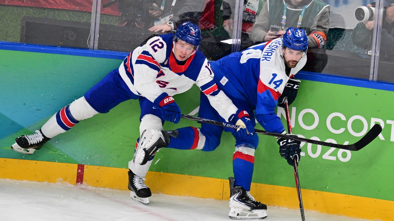 Peter Čerešňák (Slovensko) a Matt Boldy (USA) bojujú o puk.