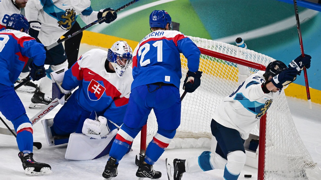 Slovenskí hokejisti inkasujú gól s Fínskom v zápase o bronz na ZOH 2026.