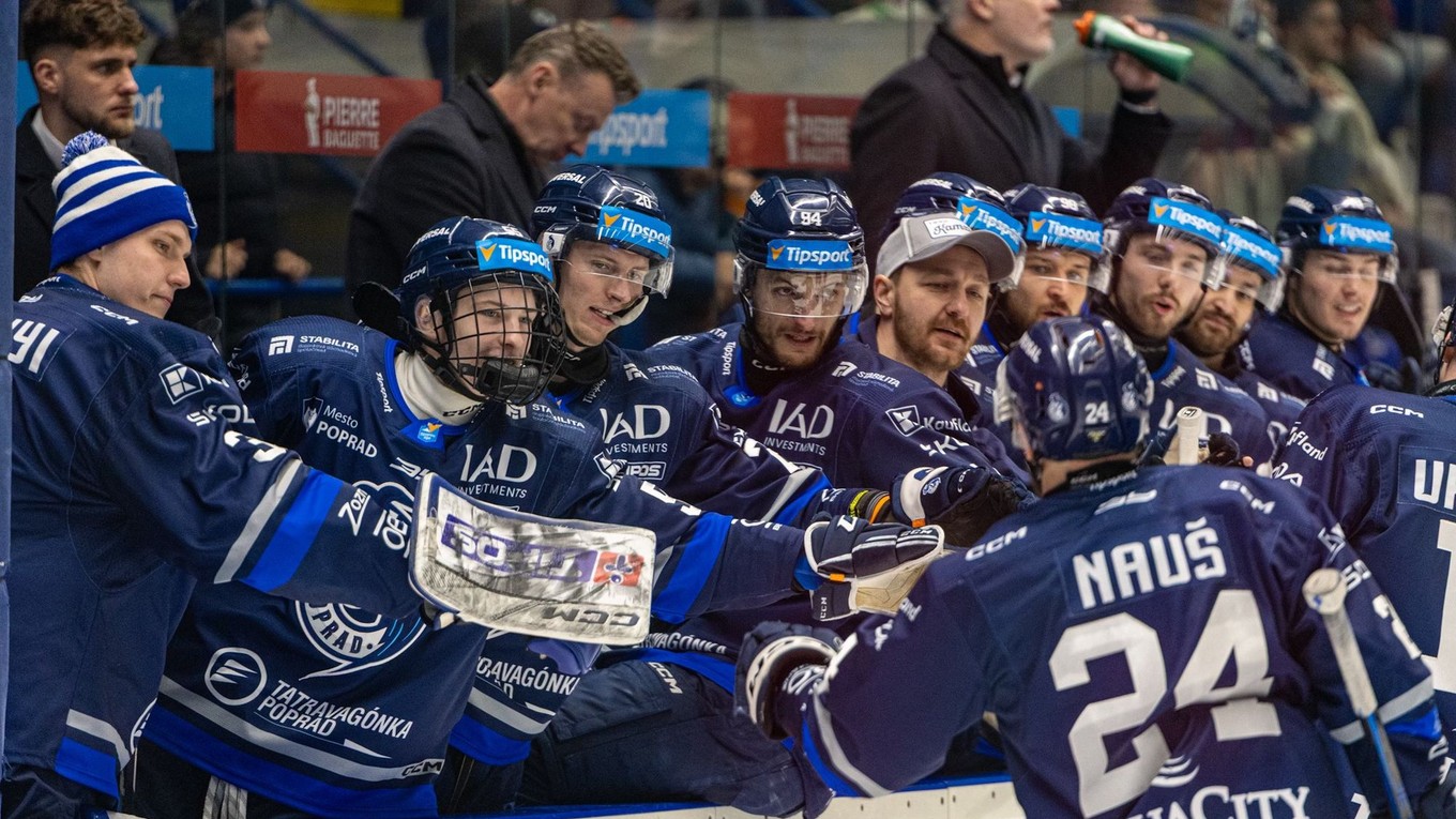 Hokejisti Popradu sa tešia z gólu.