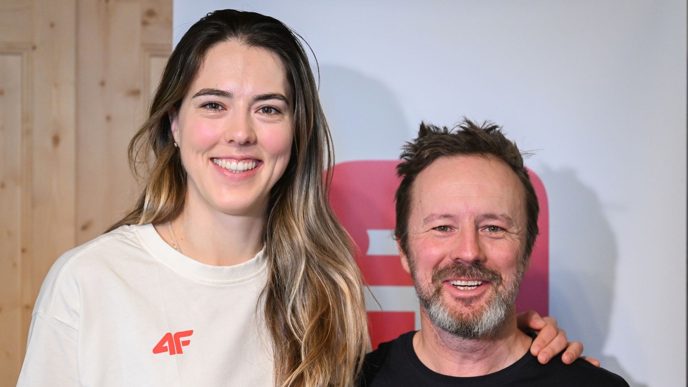 Petra Vlhová a tréner Matej Gemza po brífingu s novinármi počas ZOH 2026.